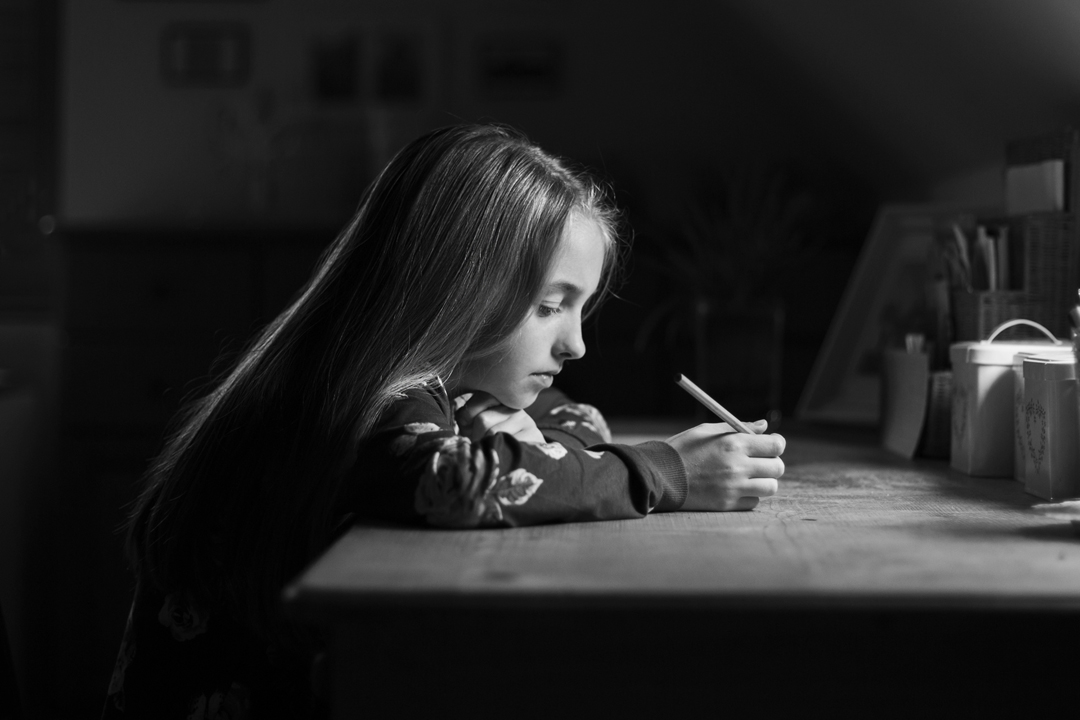 gyerekfotó, író kislány íróasztalnál