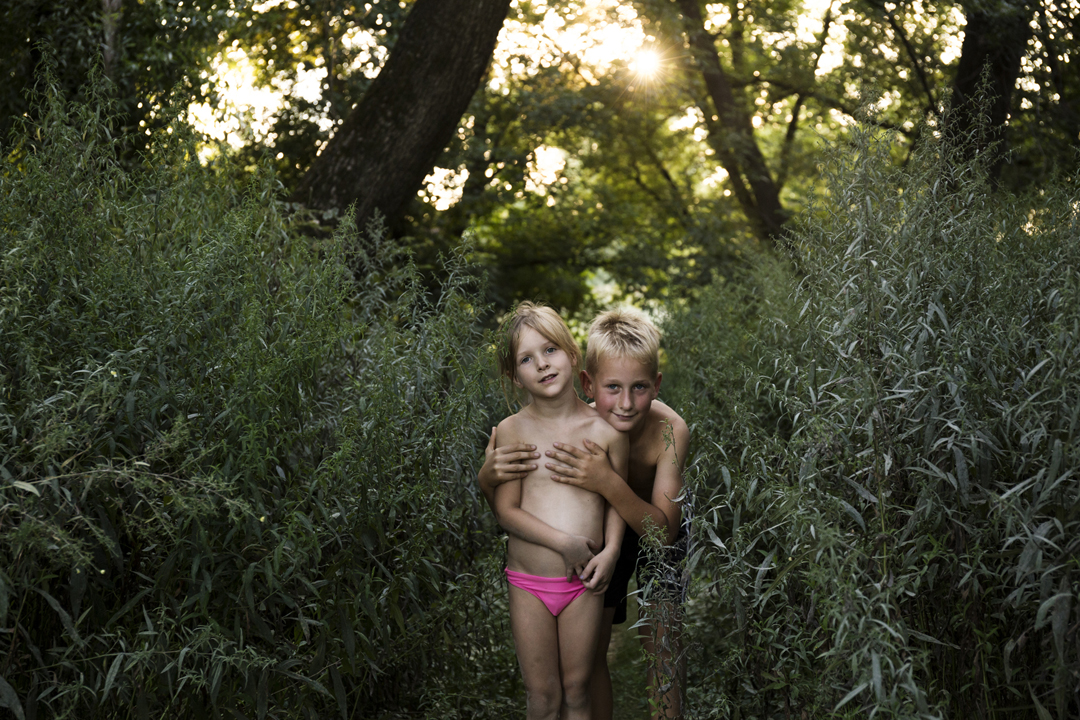 kislány és kisfiú, yerekek, erdő, szabadtéri fotózás, családfotó